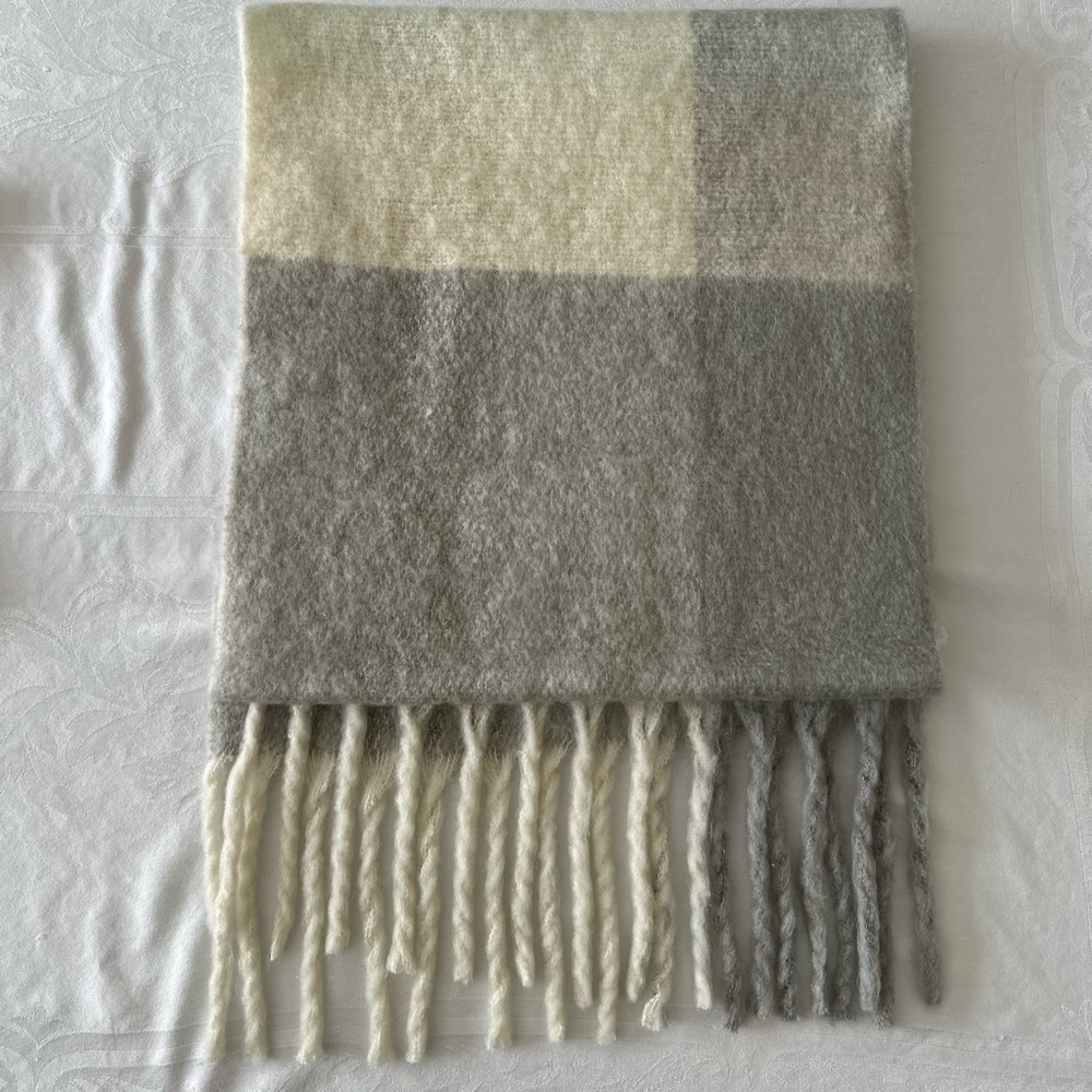 NWOT Free People Gray and Cream Colorblocked Blanket Scarf